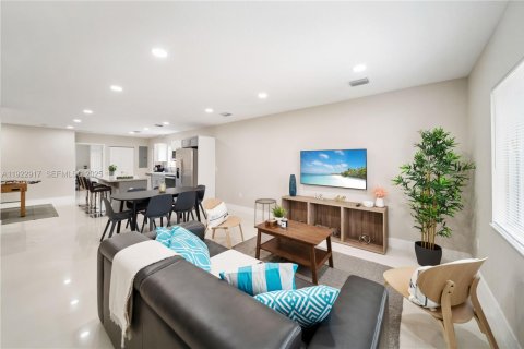 Commercial property in Miami, Florida 321.07 sq.m. № 1976736 - photo 7