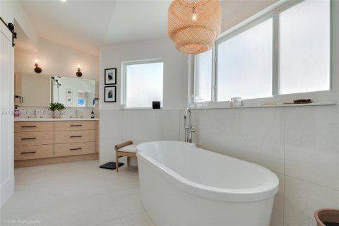 Купить виллу или дом в Майами, Флорида 4 спальни, 242.47м2, № 2026594 - фото 21