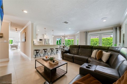 Купить виллу или дом в Майами, Флорида 4 спальни, 242.47м2, № 2026594 - фото 17