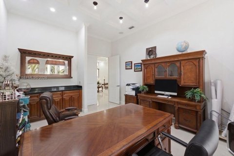 House in Hialeah Gardens, Florida 5 bedrooms, 407.75 sq.m. № 2286823 - photo 6