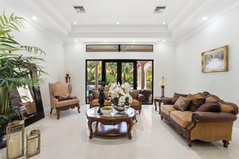House in Hialeah Gardens, Florida 5 bedrooms, 407.75 sq.m. № 2286823 - photo 4