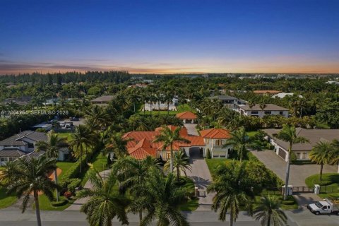 House in Hialeah Gardens, Florida 5 bedrooms, 407.75 sq.m. № 2286823