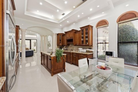 House in Hialeah Gardens, Florida 5 bedrooms, 407.75 sq.m. № 2286823 - photo 27