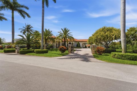 House in Hialeah Gardens, Florida 5 bedrooms, 407.75 sq.m. № 2286823 - photo 21