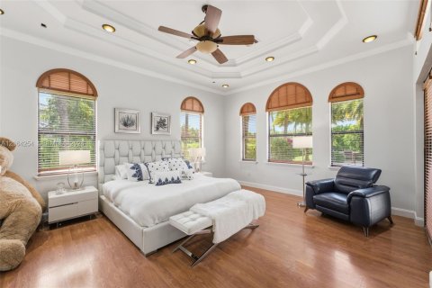 House in Hialeah Gardens, Florida 5 bedrooms, 407.75 sq.m. № 2286823 - photo 7