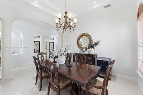 House in Hialeah Gardens, Florida 5 bedrooms, 407.75 sq.m. № 2286823 - photo 3