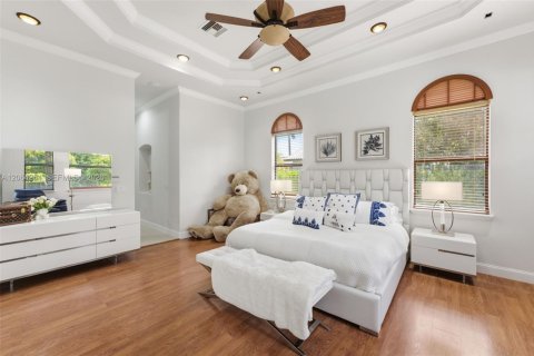 House in Hialeah Gardens, Florida 5 bedrooms, 407.75 sq.m. № 2286823 - photo 8