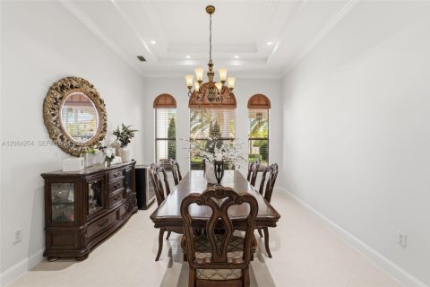 House in Hialeah Gardens, Florida 5 bedrooms, 407.75 sq.m. № 2286823 - photo 2
