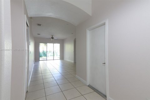 Снять в аренду виллу или дом в Мирамар, Флорида 3 спальни, 176.89м2, № 2046865 - фото 4