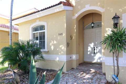 Снять в аренду виллу или дом в Мирамар, Флорида 3 спальни, 176.89м2, № 2046865 - фото 2