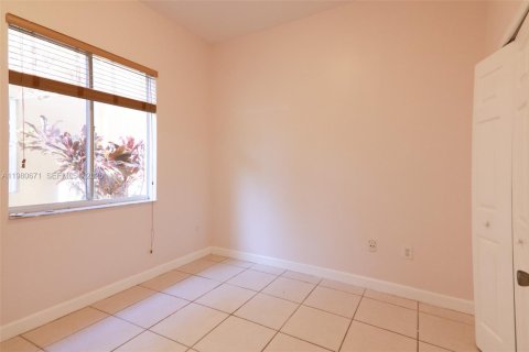 Снять в аренду виллу или дом в Мирамар, Флорида 3 спальни, 176.89м2, № 2046865 - фото 10