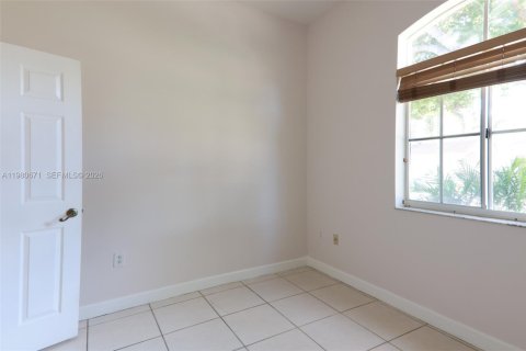 Снять в аренду виллу или дом в Мирамар, Флорида 3 спальни, 176.89м2, № 2046865 - фото 12