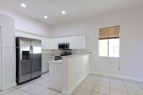 Снять в аренду виллу или дом в Мирамар, Флорида 3 спальни, 176.89м2, № 2046865 - фото 16