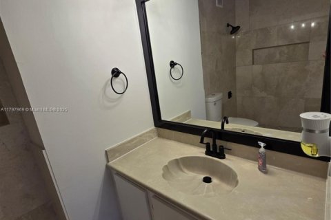Touwnhouse à vendre à Miami, Floride: 2 chambres, 100.33 m2 № 1728159 - photo 18