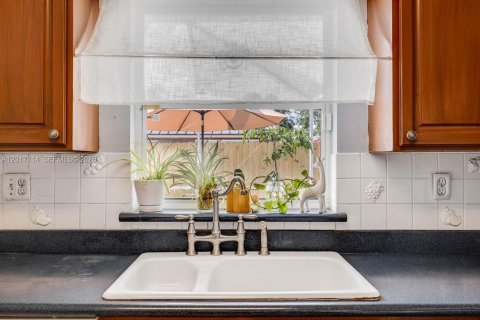 Casa en venta en Miami, Florida, 4 dormitorios, 176.14 m2 № 2084894 - foto 15