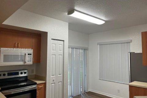 Condo in North Lauderdale, Florida, 3 bedrooms № 2276705 - photo 7