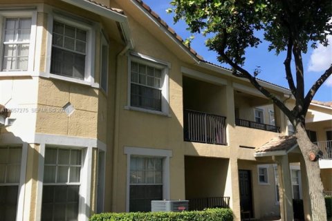 Condo in North Lauderdale, Florida, 3 bedrooms № 2276705 - photo 2
