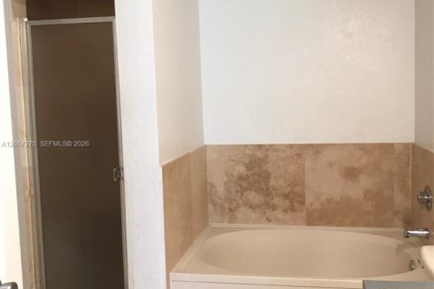 Condo in North Lauderdale, Florida, 3 bedrooms № 2276705 - photo 12
