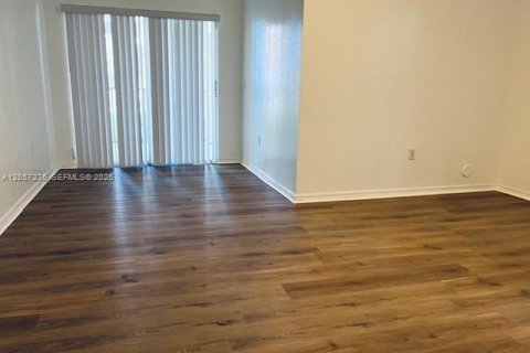 Condo in North Lauderdale, Florida, 3 bedrooms № 2276705 - photo 8