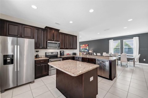 Casa en venta en Kissimmee, Florida, 6 dormitorios, 308.16 m2 № 2208880 - foto 11