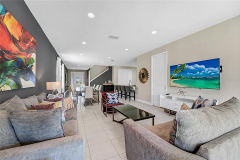 Casa en venta en Kissimmee, Florida, 6 dormitorios, 308.16 m2 № 2208880 - foto 3