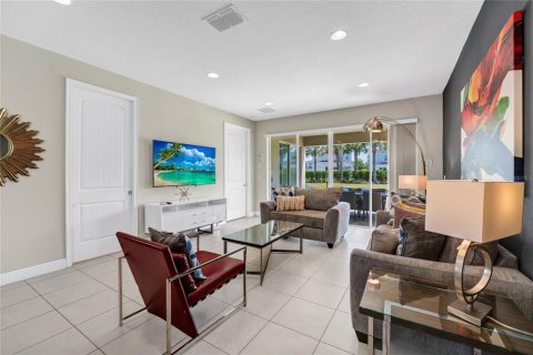 Casa en venta en Kissimmee, Florida, 6 dormitorios, 308.16 m2 № 2208880 - foto 6