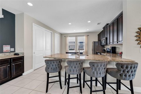 Casa en venta en Kissimmee, Florida, 6 dormitorios, 308.16 m2 № 2208880 - foto 8