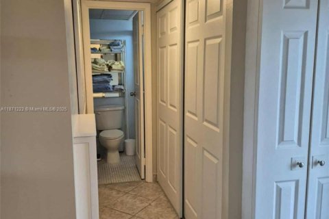 Condominio en venta en Lauderdale Lakes, Florida, 1 dormitorio, 63.55 m2 № 1979537 - foto 11