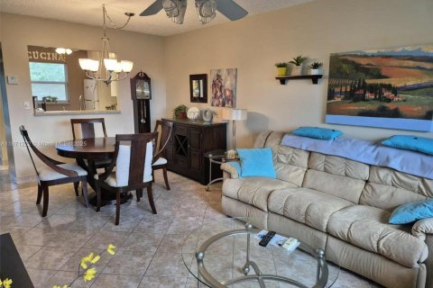 Condominio en venta en Lauderdale Lakes, Florida, 1 dormitorio, 63.55 m2 № 1979537 - foto 1