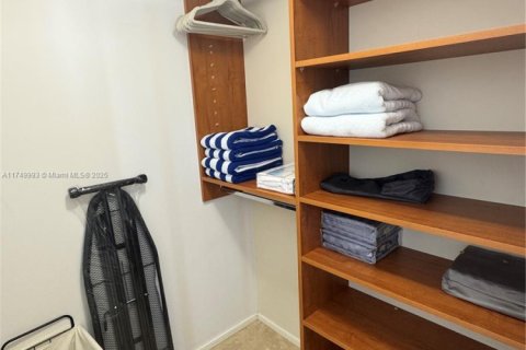 Condo in Hallandale Beach, Florida, 2 bedrooms  № 1501591 - photo 10