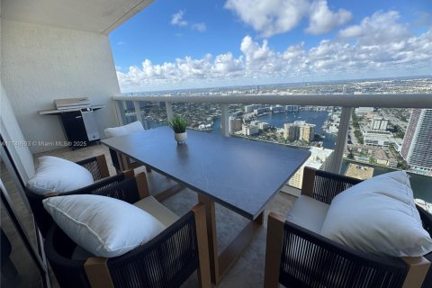 Condo in Hallandale Beach, Florida, 2 bedrooms  № 1501591 - photo 24