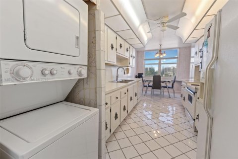 Condo in Hollywood, Florida, 2 bedrooms  № 1779988 - photo 13