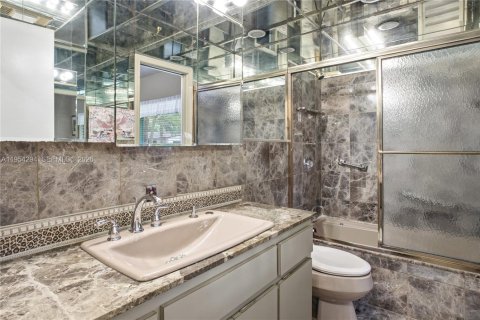 Casa en venta en North Miami, Florida, 3 dormitorios, 213.3 m2 № 2011622 - foto 12