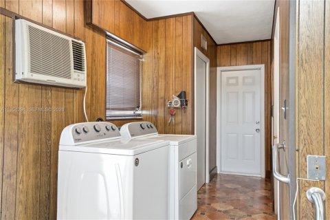 Casa en venta en North Miami, Florida, 3 dormitorios, 213.3 m2 № 2011622 - foto 16