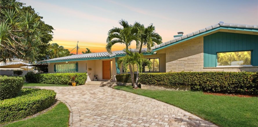 Casa en North Miami, Florida 3 dormitorios, 213.3 m2 № 2011622