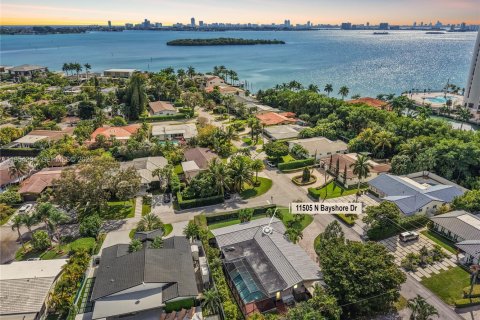 Casa en venta en North Miami, Florida, 3 dormitorios, 213.3 m2 № 2011622 - foto 28