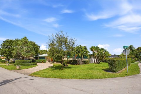 Casa en venta en North Miami, Florida, 3 dormitorios, 213.3 m2 № 2011622 - foto 23