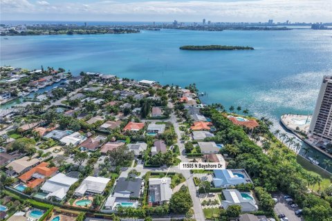 Casa en venta en North Miami, Florida, 3 dormitorios, 213.3 m2 № 2011622 - foto 25