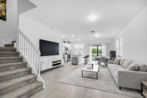 Townhouse in Homestead, Florida 3 bedrooms, 140.65 sq.m. № 2026750 - photo 2