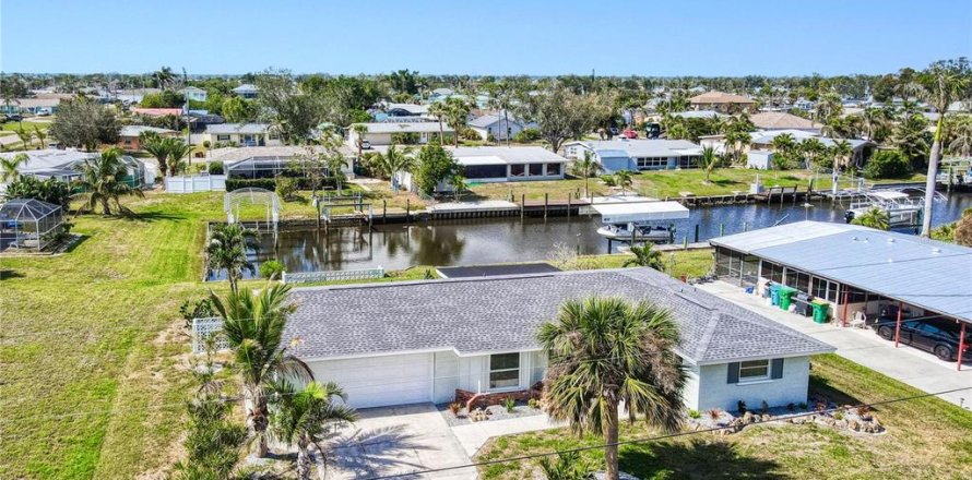 Casa en Port Charlotte, Florida 2 dormitorios, 127.28 m2 № 1567734