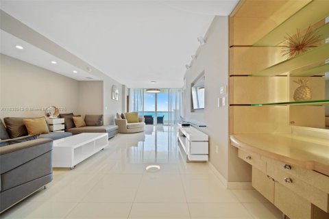 Condominio en alquiler en Sunny Isles Beach, Florida, 3 dormitorios, 205.69 m2 № 1943238 - foto 3