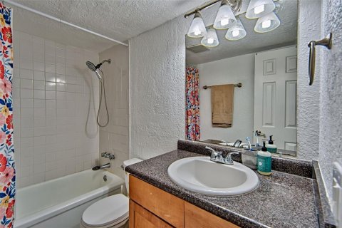 Condo in Gainesville, Florida, 3 bedrooms  № 2204832 - photo 19