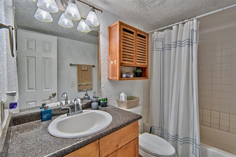 Condo in Gainesville, Florida, 3 bedrooms  № 2204832 - photo 16