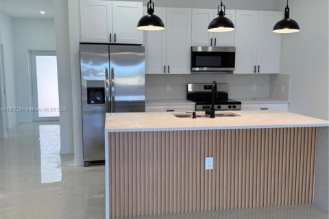 Купить виллу или дом в Лихай-Эйкерс, Флорида 3 спальни, 130.99м2, № 1948773 - фото 5