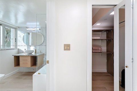 Снять в аренду кондоминиум в Майами-Бич, Флорида 3 спальни, 129.13м2, № 1969924 - фото 26