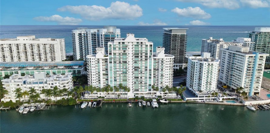 Кондоминиум с 3 спальнями в Майами-Бич, Флорида № 1969924