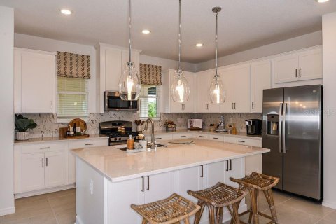 House in Winter Garden, Florida 4 bedrooms, 263.94 sq.m. № 2111555 - photo 3