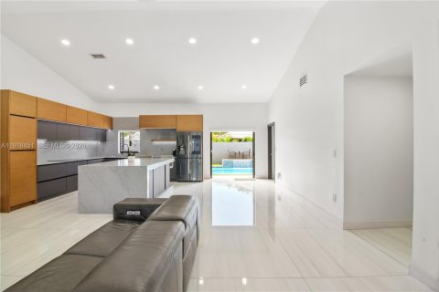 Villa ou maison à vendre à Hialeah, Floride: 5 chambres, 238.29 m2 № 2080329 - photo 2