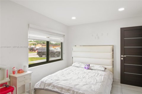 Villa ou maison à vendre à Hialeah, Floride: 5 chambres, 238.29 m2 № 2080329 - photo 11