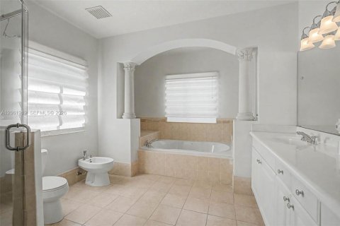 Villa ou maison à vendre à Cutler Bay, Floride: 5 chambres, 366.5 m2 № 2254116 - photo 18
